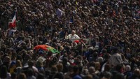 Paus Fransiskus menyapa umat Kristiani yang berkumpul di Lapangan Santo Petrus, Vatikan, untuk merayakan Minggu Paskah. AP Photo/Alessandra Tarantino.
