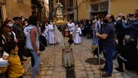 Veronica Serrano (7), ambil bagian dalam perayaan Minggu Paskah yang digelar di Tudela, Spanyol utara, Minggu (17/4/2022). AP Photo/Alvaro Barrientos.