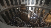 Di Yerusalem, sejumlah umat Kristen Ortodoks melaksanakan ibadah di Gereja Makam Suci pada Minggu (17/4/2022). AP Photo/Oded Balilty.  