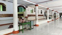 Sementara itu, makam yang berada di Desa Sajira Mekar, Kecamatan Sajira, Lebak, Banten, ini semakin dikeramatkan ketika keajaiban terjadi di sana. Saat banjir bandang pada tahun 2020 lalu berdampak pada ribuan warga di kawasan Lebak, makam tersebut jadi salah satu area yang tidak terdampak banjir bandang. Padahal, lokasi makam berada di dekat aliran Sungai Ciberang yang menjadi jalur pada bencana tersebut.