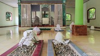 Makam keramat itu dikelilingi oleh ratusan makam lainnya. Pada makam Wong Sagati khusus ditempatkan pada sebuah bangunan. Makam pun ditutup dengan kain berwarna putih.