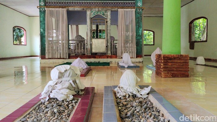 Prabu Dalem Wong Sagati dikenal sebagai salah satu tokoh penyebar agama Islam di Lebak. Makamnya di Desa Sajira Mekar, Lebak, Banten, dikeramatkan oleh warga.