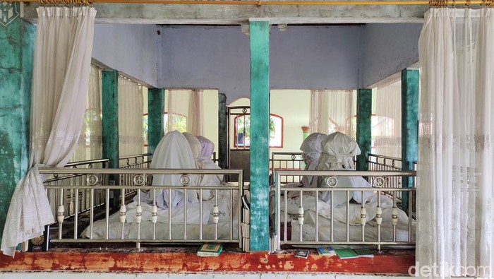 Mengunjungi Makam Wong Sagati, Penyebar Agama Islam di Lebak Prabu Dalem Wong Sagati dikenal sebagai salah satu tokoh penyebar agama Islam di Lebak. Makamnya di Desa Sajira Mekar, Lebak, Banten, dikeramatkan oleh warga.