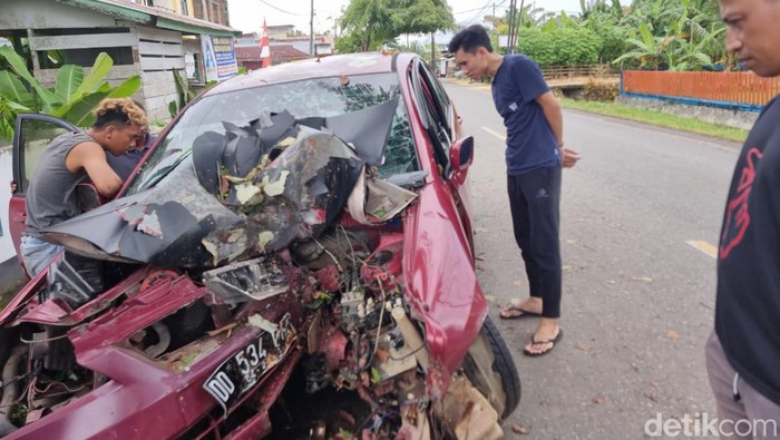 Mobil rusak parah usai tabrak pohon di Bone, Sulsel.