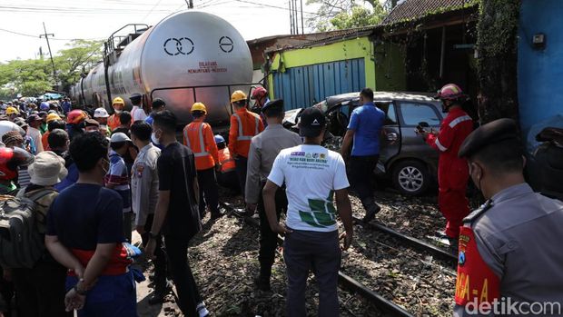 mobil tertabrak kereta di malang