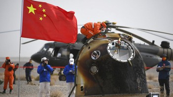 Diketahui, ada tiga astronot China yang kembali ke bumi setelah melakukan misi luar angkasa selama 183 hari atau sekitar 6 bulan. Misi tersebut berkaitan dengan pembangunan stasiun luar angkasa. Peng Yuan/Xinhua via AP.
