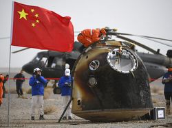 Momen Astronot China Kembali ke Bumi Usai 183 Hari di Luar Angkasa