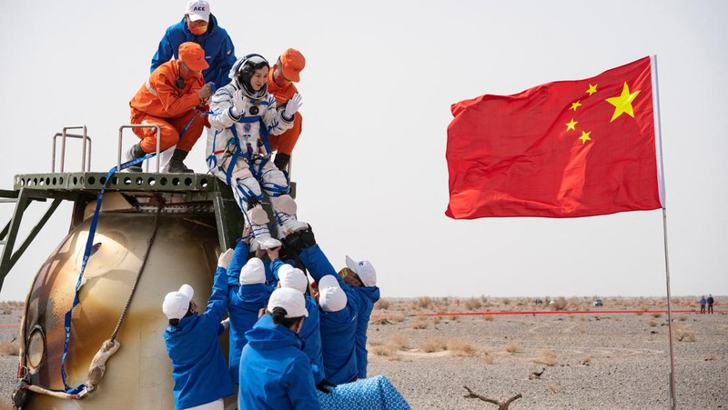 Tiga astronot China mendarat di bumi pada Sabtu (16/4) waktu setempat. Mereka kembali setelah melakukan misi luar angkasa selama 183 hari.