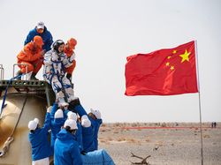 Momen Astronot China Kembali ke Bumi Usai 183 Hari di Luar Angkasa