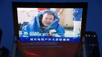 Tiga astronot China mendarat di bumi pada Sabtu (16/4) waktu setempat. Mereka kembali setelah melakukan misi luar angkasa selama 183 hari.
