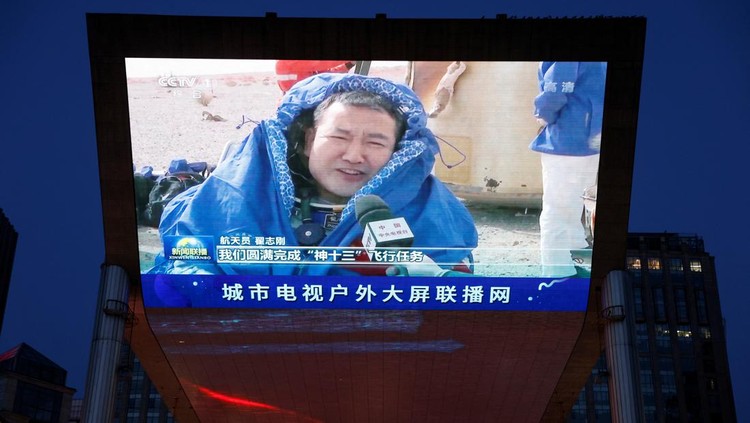 Tiga astronot China mendarat di bumi pada Sabtu (16/4) waktu setempat. Mereka kembali setelah melakukan misi luar angkasa selama 183 hari.