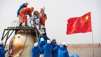 Tiga astronot China mendarat di bumi pada Sabtu (16/4) waktu setempat. Mereka kembali setelah melakukan misi luar angkasa selama 183 hari.