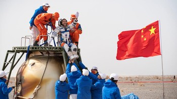 Astronot China, Zhai Zhigang, tersenyum dan melambaikan tangannya saat keluar dari kapsul usai kembali dari luar angkasa dan mendarat di kawasan Dongfeng yang berada di Daerah Otonomi Mongolia Bagian Dalam, Sabtu (16/4/2022) waktu setempat. China Daily via REUTERS.