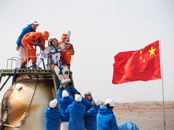 Momen Astronot China Kembali ke Bumi Usai 183 Hari di Luar Angkasa
