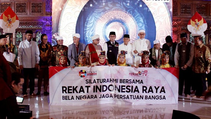 Momen Silaturahmi untuk Perkuat Persatuan Bangsa Momentum ramadan dijadikan sebagai sarana silaturahmi untuk memperkuat persatuan bangsa. Seperti yang dilakukan oleh Rekat Indonesia ini salah satunya.
Rekonsiliasi Masyarakat Indonesia Raya (Rekat Indonesia) menggelar silaturahmi dan buka puasa bersama tokoh agama dan tokoh bangsa dengan mengusung tema βMari Jadikan Ramadhan sebagai Momentum Merekatkan Umatβ.
