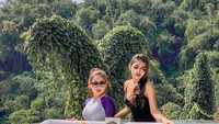 Menikmati sarapan di kolam renang bersama sahabat tercinta. Mutiara tampak kece mengenakan kacamata hitam. Aneka makanan pun siap dinikmati sambil berenang.  Foto: Instagram @mutiaradhanisa
