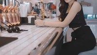 Belum lama ini Hotman Paris pamer asisten pribadi barunya yang bernama Mutiara Danisa. Dara cantik ini sebelumnya berprofesi sebagai pramugari.  Foto: Instagram @mutiaradhanisa