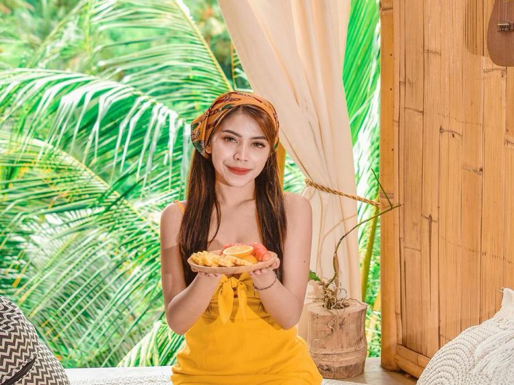 Mutiara Danisa, Aspri Hotman Paris Ke-40 Bergaya Anggun Saat Kulineran