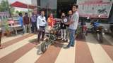 Netizen Patungan Belikan Motor untuk Pengantar Makanan yang Sepedanya Butut