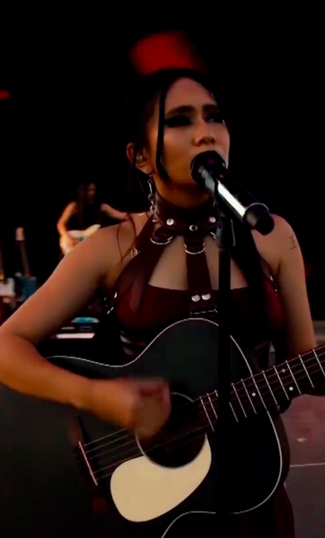 Dia membawakan lagu berjudul Sempurna yang dipopulerkan oleh band Andra and The Backbone. Foto: dok. Instagram