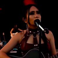 Dia membawakan lagu berjudul Sempurna yang dipopulerkan oleh band Andra and The Backbone. Foto: dok. Instagram