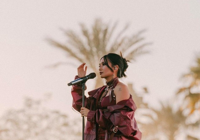 Niki Zefanya atau yang lebih dikenal NIKI tampil di festival musik Coachella 2022 di California, AS, Jumat (15/4/2022). Penampilannya tampak eksentrik. Foto: dok. Instagram