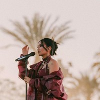 Niki Zefanya atau yang lebih dikenal NIKI tampil di festival musik Coachella 2022 di California, AS, Jumat (15/4/2022). Penampilannya tampak eksentrik. Foto: dok. Instagram
