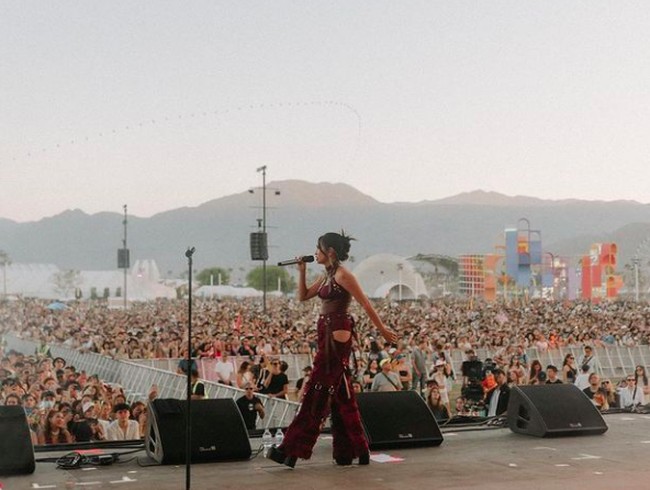 Mengenakan celana yang tampak menyambung dengan bagian atasnya, NIKI tampak lebih nyaman untuk bergerak di panggung dengan penonton ratusan ribu orang itu. Foto: dok. Instagram