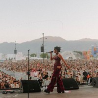 Mengenakan celana yang tampak menyambung dengan bagian atasnya, NIKI tampak lebih nyaman untuk bergerak di panggung dengan penonton ratusan ribu orang itu. Foto: dok. Instagram