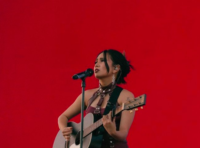 Dengan rambut yang dicepol, riasan wajah NIKI dibuat bold dengan lipstik merah gelap yang menyesuaikan dengan busananya. Foto: dok. Instagram