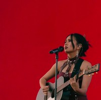 Dengan rambut yang dicepol, riasan wajah NIKI dibuat bold dengan lipstik merah gelap yang menyesuaikan dengan busananya. Foto: dok. Instagram