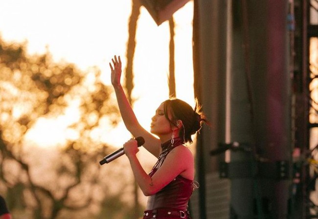 Selain membawakan lagu-lagu hitsnya seperti Lost, La La Lost You dan Lowkey, di panggung Coachella, NIKI juga akan membawakan lagu ikonik Indonesia. Foto: dok. Instagram