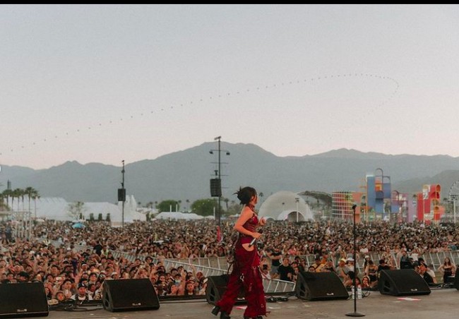 NIKI mengenakan busana serba merah bata. Pelantun ‘Every Summertime’ itu menggunakan busana bergaya dominatrix yang saat ini tengah menjadi tren. Foto: dok. Instagram