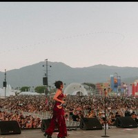 NIKI mengenakan busana serba merah bata. Pelantun ‘Every Summertime’ itu menggunakan busana bergaya dominatrix yang saat ini tengah menjadi tren. Foto: dok. Instagram