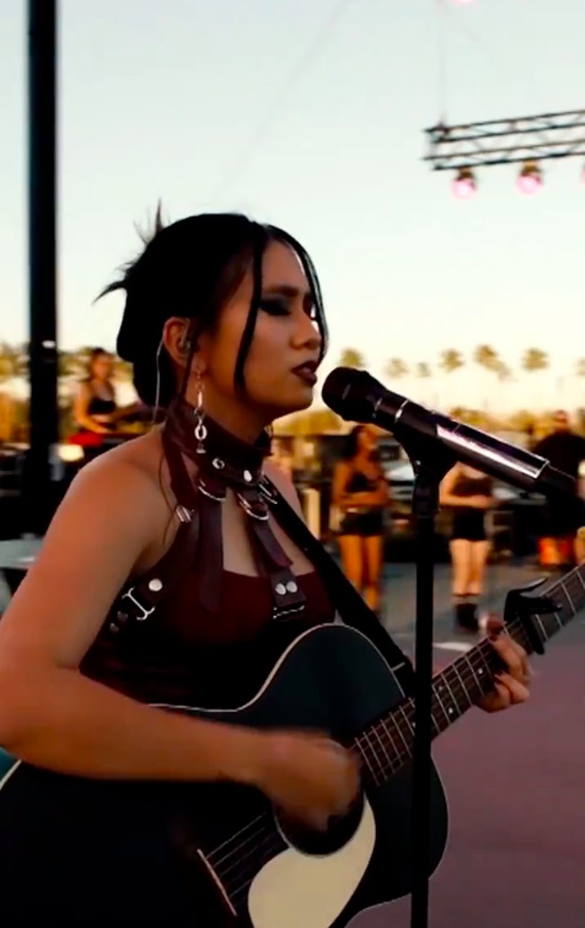 Dalam sesi tanya jawab di livestream di kanal Youtube Coachella, NIKI ditanya bagaimana perasaannya dan rekannya Rich Brian yang menjadi penyanyi Indonesia pertama yang ada di panggung Coachella. NIKI pun menjawab: “Ya, ini sejarah, dan sekali lagi aku sangat bersyukur, aku begitu beruntung aku ada di posisi ini, luar biasa.” Foto: dok. Instagram