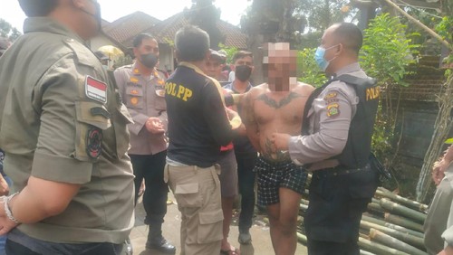 gan Foto :
ODGJ berinisial IMA usai diamankan petugas Polsek Penebel, Samapta Polres Tabanan, dan Satpol PP Tabanan pada Minggu (17/4/22). (abrur/detikBali).