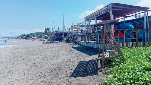 Beberapa bangunan semi permanen masih berdiri di Pantai Berawa, Kecamatan Kuta Utara, Badung, Bali, Minggu (17/4/2022).
