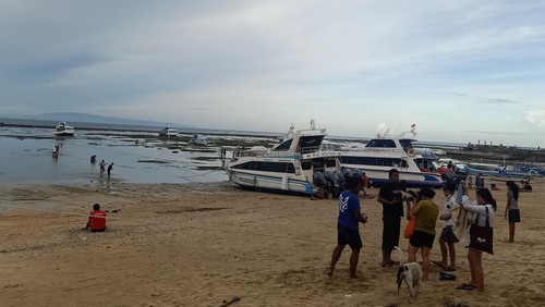 Suasana di Pantai Sanur, Bali pada Minggu, 17 April 2022 sore. Tercatat selama libur panjang Paskah jumlah keberangkatan dari Sanur mengalami peningkatan