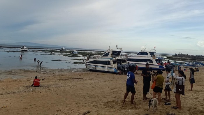 Suasana di Pantai Sanur, Bali pada Minggu, 17 April 2022 sore. Tercatat selama libur panjang Paskah jumlah keberangkatan dari Sanur mengalami peningkatan