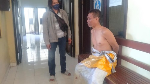 Pelaku penganiaya yang membacok korban dengan sebilah sabit saat diamankan di Polsek Mendoyo. Minggu (17/4/2022) (Ketut Suardika / DetikBali)