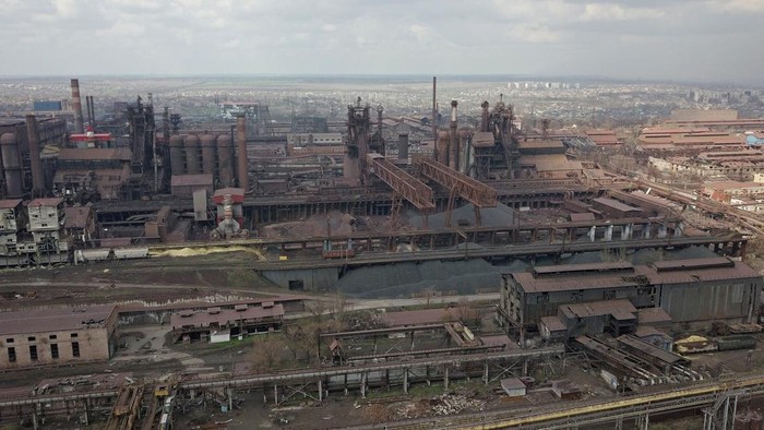 Pabrik baja di kota Mariupol jadi saksi perang Rusia-Ukraina yang belum usai hingga saat ini. Kerusakan di pabrik itu cukup parah usai menjadi target serangan.