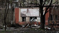 Diketahui pabrik Azovstal, digambarkan sebagai benteng di kota, terletak di kawasan industri yang menghadap ke Laut Azov dan memiliki luas lebih dari 11 kilometer persegi. Pabrik itu berisi banyak sekali bangunan, tanur tinggi, dan rel kereta api. Tidak segera diketahui berapa banyak yang berada di pabrik baja. Sementara itu, terkait kondisi di kota Mariupol, mengutip pernyataan Presiden Ukraina kepada Ukrainska Pravda, dia menjelaskan situasi sulit di Mariupol. Situasinya sangat sulit di Mariupol. Tentara kami diblokir, yang terluka diblokir. Ada krisis kemanusiaan. Namun demikian, orang-orang itu membela diri. Zelensky juga menyebut situasi di kota Mariupol tidak manusiawi. Diperkirakan 100.000 orang masih berada di Mariupol dan sekitarnya. REUTERS/ALEXANDER ERMOCHENKO.