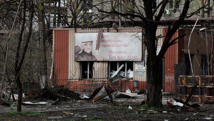 Penampakan Pabrik Baja di Mariupol Hancur Gegara Perang Rusia-Ukraina Pabrik baja di kota Mariupol jadi saksi perang Rusia-Ukraina yang belum usai hingga saat ini. Kerusakan di pabrik itu cukup parah usai menjadi target serangan.