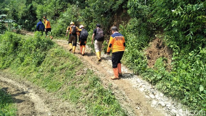Personel BPBD dan Basarnas Berupaya Membuka Akses Jalan Sukaresmi yang Terputus Akibat Longsor