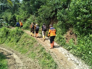 Jerit Minta Tolong Warga Cilengkong yang Terisolasi Akibat Longsor