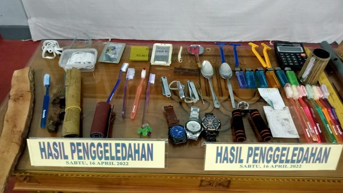 Petugas gabungan TNI-Polri melakukan penggeledahan di Rutan Kelas IIB, Jepara, Sabtu (16/4/2022).