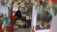 Kerajinan piring lukis kaligrafi Arab tersebut banyak diminati pembeli karena dipasarkan secara daring dan bantuan promosi lewat pameran produk UMKM digital.