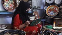 Karya tersebut dijual seharga Rp100.000 per pasang.