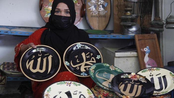 PIRING LUKIS KALIGRAFI Perajin menyelesaikan lukisan kaligrafi Arab pada piring keramik di rumah produksi Fairus Art, Desa Plumbon, Sukoharjo, Jawa Tengah, Sabtu (16/4/2021). Kerajinan piring lukis kaligrafi Arab yang dijual seharga Rp100.000 per pasang tersebut banyak diminati pembeli karena dipasarkan secara daring dan bantuan promosi lewat pameran produk UMKM digital. ANTARAFOTO/Maulana Surya/rwa.