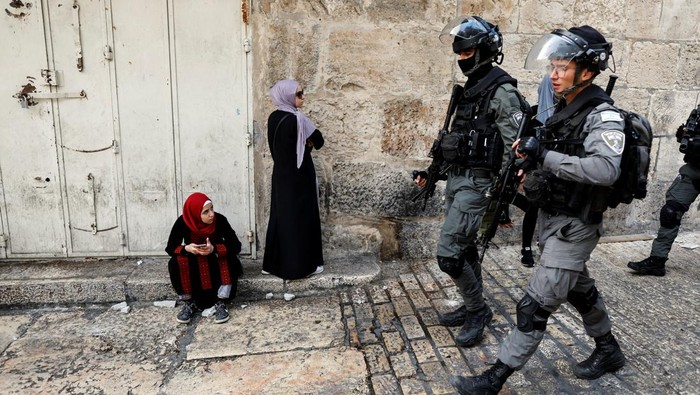 Polisi Israel Patroli di Yerusalem Usai Bentrokan di Masjid Al-Aqsa Polisi Israel berpatroli di kawasan Yerusalem. Patroli dilakukan usai bentrokan antara polisi Israel dan demonstran Palestina terjadi di Kompleks Masjid Al-Aqsa